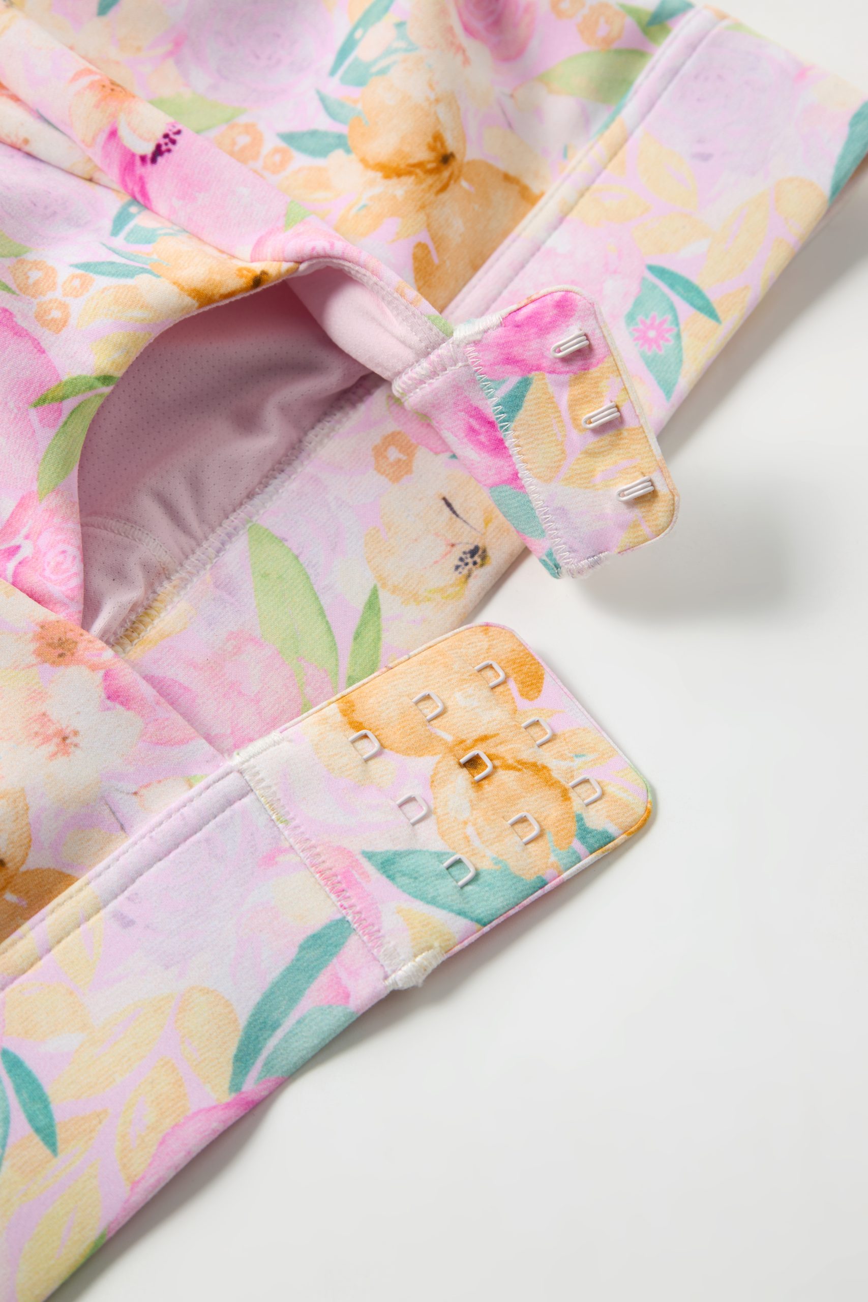 2025 fabric performance chart showing stretch recovery, wicking speed, and pilling score across three tiers